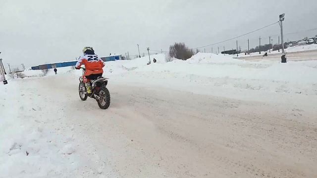 Hasky F8 450 VS AVANTIS 450 Pro Первый выезд на кросс трассу. Шиповка ДЮБЕЛЬ VS KOLD KUTTER смотреть онлайн