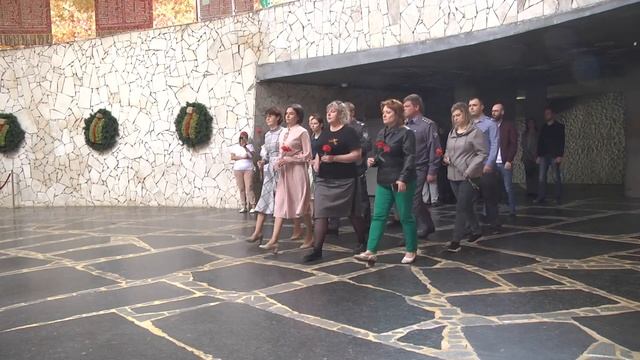 Возложение цветов. Мемориальный комплекс "Героям Сталинградской битвы" Мамаев курган смотреть онлайн