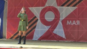 Дарья поёт в день Победы .