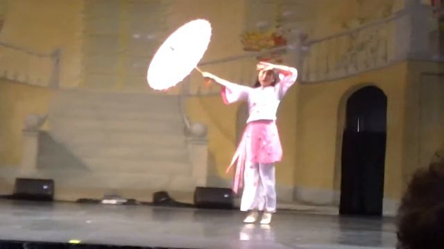 The Umbrella Dance смотреть онлайн