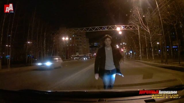 Олень скачет по дороге смотреть онлайн