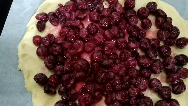ВИШНЕВЫЙ ПИРОГ. нежное тесто с кислееткой начинкой. безумное сочетание вкусов.