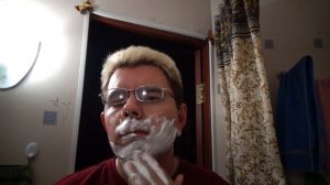Александр Арбузов бреется станком