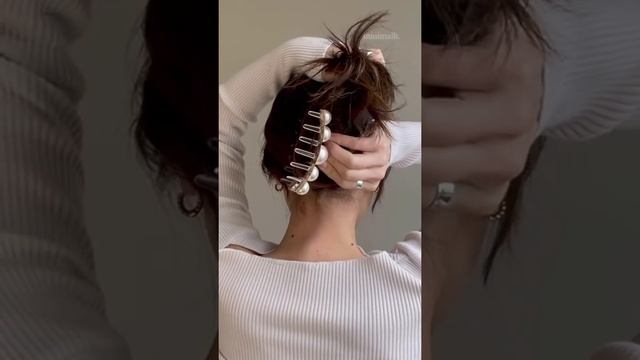 CLAW CLIP HAIR HACK (slow) смотреть онлайн