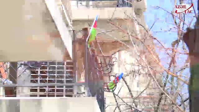 С целью гражданской поддержки нашей армии на балконы домов вывесили флаги Азербайджана