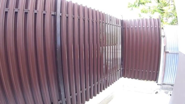Забор из евро штакетника металлического, 2 ворот из поликарбоната с элементами ковки, 2 калитки. смотреть онлайн