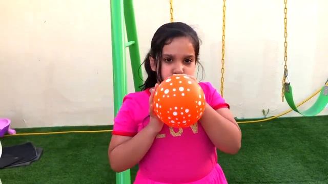 Pretends to play with her Magic balloon - Preschool toddler learn color تعليم الالوان بالانجليزي смотреть онлайн