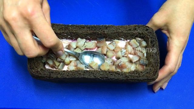 Так "Селедку под шубой" вы еще не готовили. Ну, оОчень вкусный Салат и оригинальная подача! смотреть онлайн