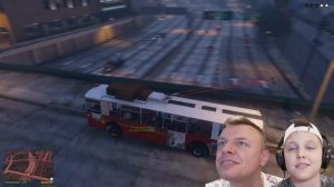 УГНАЛИ ТРОЛЛЕЙБУС в GTA5! ПОЛИЦИЯ на Хвосте! Летсплей от Игорюшины Игруши