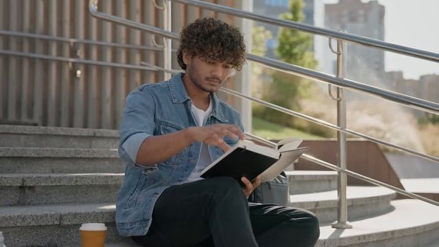 Как Получить Большие Суммы Денег, Повторяя 2 Мощных Слова | Эндрю Тейт смотреть онлайн