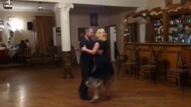 Танго-вальс на милонге в ресторане Русский век..MOV смотреть онлайн