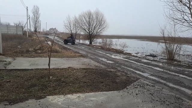 Квадроцикл linhai 150 езда на 3 колесах. Проходимость. смотреть онлайн