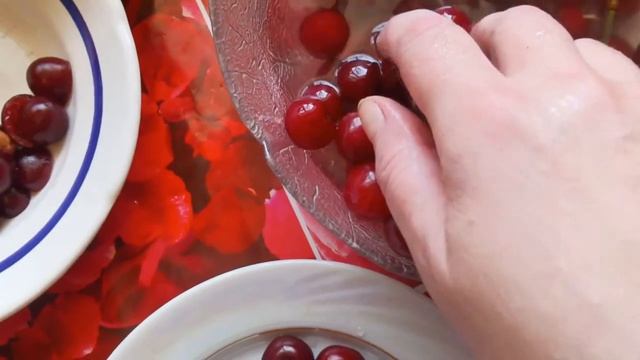 Как достать червей из вишни, черешни не разламывая ее и не доставая косточку. смотреть онлайн