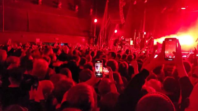 Bad Omens "Dethrone" Live in Warsaw 2023-02-10 смотреть онлайн