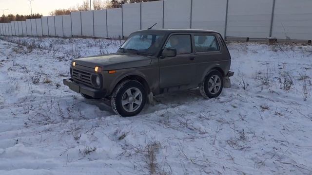 Цепи для Нивы! Заезжаем в горку на разных шинах. Варим кофе в зимнем лесу смотреть онлайн