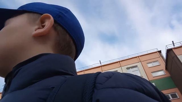 я иду обратно школы у меня друг Разбил телефон?? смотреть онлайн