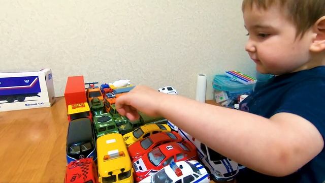 Автопарк моделей автомобилей. Ефимка рассказывает что за машинки у него. Часть коллекции мальчика. смотреть онлайн
