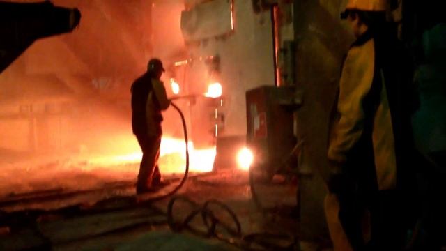 Сталевар кислородом подрезает горловину конвертера смотреть онлайн