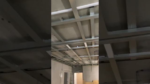 Устройство каркаса прямого потолка П-113 по технологии «KNAUF»