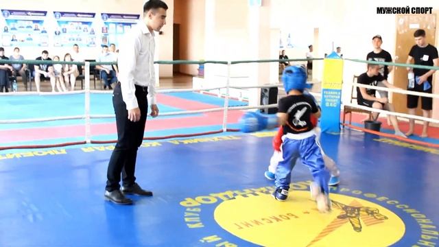 Кикбоксинг дети лайт контакт. Шакуров Эмиль (красный) - Крупин Ярослав (синий)