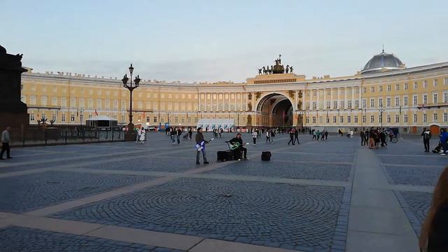 Дальше действовать будем мы! Парни исполняют на Дворцовой. смотреть онлайн