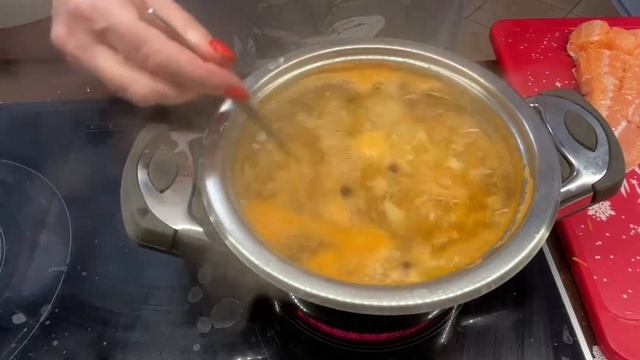 Суп из красной рыбы с домашним салатом и сливками смотреть онлайн