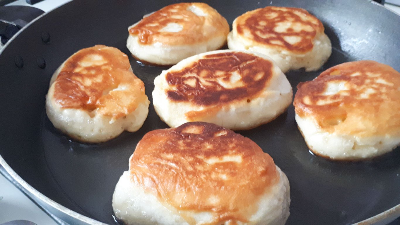 Самые вкусные оладьи. Пышные оладьи на кефире. Как приготовить оладьи? Рецепт вкусных оладий. смотреть онлайн