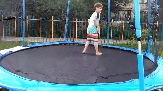 Сальто на батуте смотреть онлайн