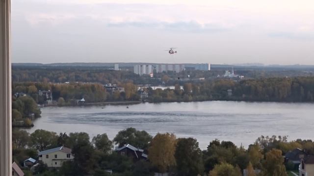 Вертолеты набирают воду для тушения пожара в ТЦ Синдика смотреть онлайн