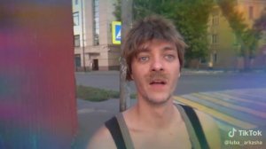 Попробуй чихнуть не моргая)))