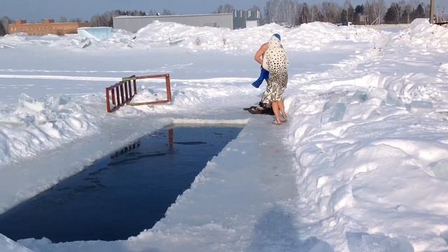 Купание в проруби, озеро Боярское, Томск, 18 февраля 2018 г. смотреть онлайн
