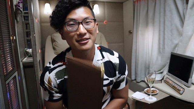 World's BEST First Class Suite: Emirates 777 New First Class Review смотреть онлайн