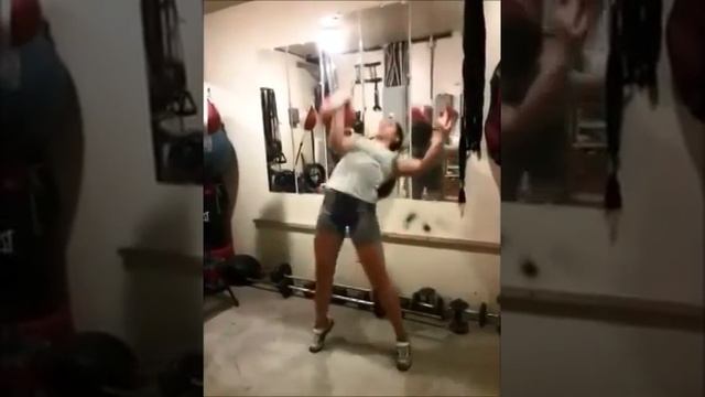 13 years old girl jerks 32 kg kettlebell / Девочка 13 лет толкает гирю 32 кг смотреть онлайн