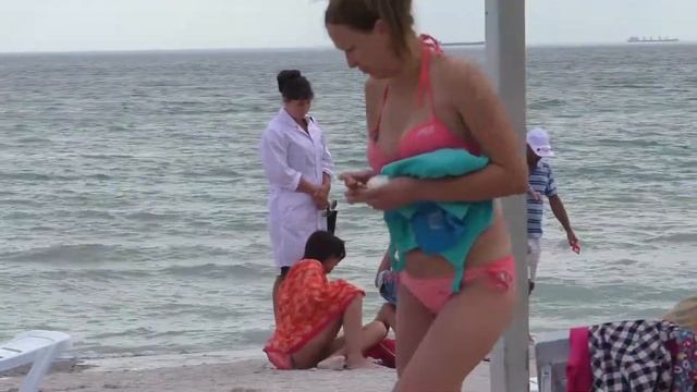 Развод отдыхающих на море. Креветки и таблетки