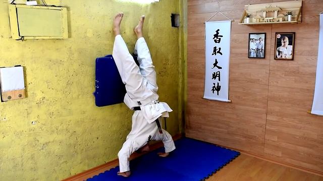 Как научиться ходить на руках акробатика гимнастика киокусинкай / How to learn to walk on his hands смотреть онлайн