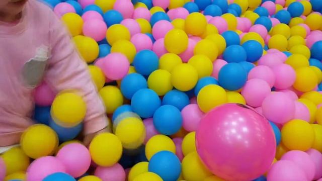 Полли на игровой площадке. Трюки на батуте, горка и много шариков. Playground смотреть онлайн