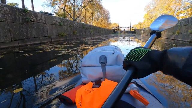 Stunning October river kayaking trip in Itiwit X500 (relaxation video) - Eskilstunaån - fall leaves смотреть онлайн