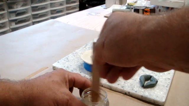 Mixing and pouring the resin into the latex molds for the Lamptron Sponsored Inappropriate Mod by C смотреть онлайн