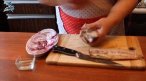 ПОДАЧА КОПЧЁНОЙ СКУМБРИИ К СТОЛУ