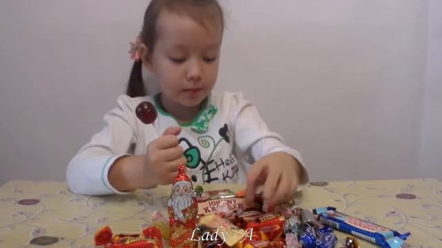 Распаковываем новогодний подарок конфет пробует Леди Настя We unpack the Christmas gift of chocolat смотреть онлайн