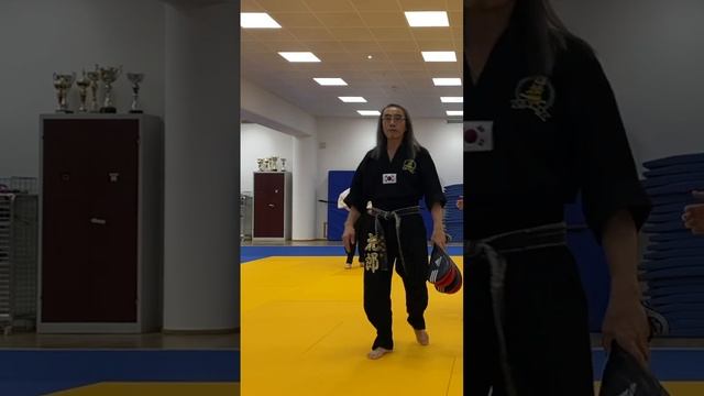 Jump Sidekick with Hwa Rang Do® Grandmaster Taejoon Lee смотреть онлайн