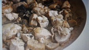 Картофельная запеканка с грибами и курицей в мультиварке