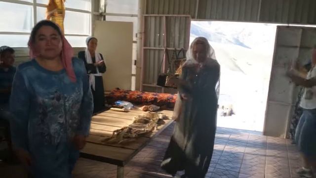 танцы на лестнице , подъем к пещере Хазрад Дауд смотреть онлайн