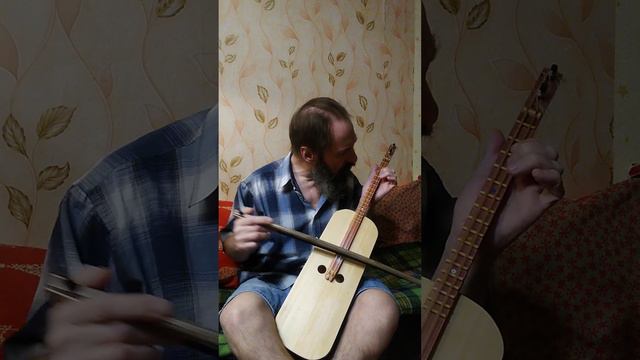 Лютня - скрипка по мотивам древнеегипетских музыкальных инструментов.