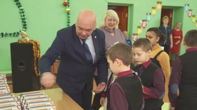 Новогодние подарки детям смотреть онлайн