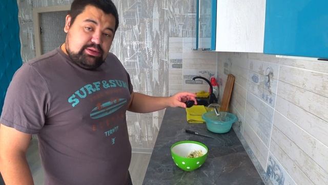 Блины с яйцом и зелёным луком на что готов мужик когда голоден . смотреть онлайн