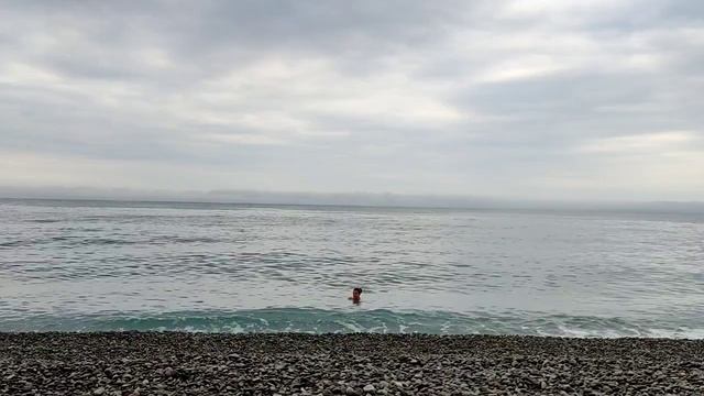 Ялта ??? Купание в море ?♀️??? 27.04.2023г. (вода +9, воздух + 12) смотреть онлайн