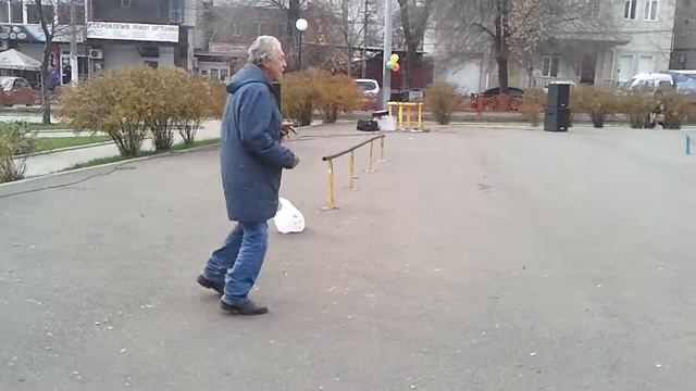 Бомж отжигает не по детски/Dancing tramp смотреть онлайн