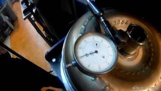 Проверка гидротрансформатора на биение после ремонта.