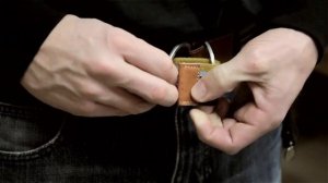 How to Buckle a Double-Ring Belt : Solutions for Clothing Questions